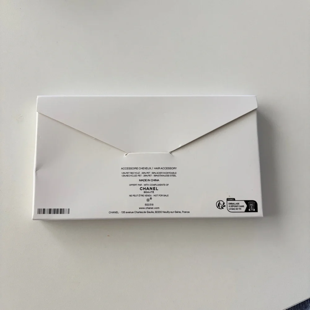 CHANEL Beauté Hair Clips - Picture 3 of 3